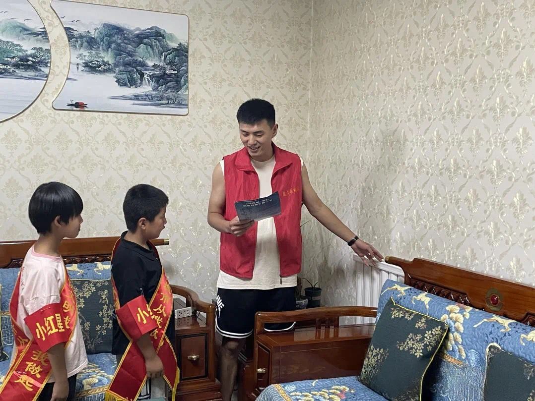 团队成员结合当地“小红星”公益课堂讲解煤改电优势 团队成员结合当地“小红星”公益课堂讲解煤改电优势