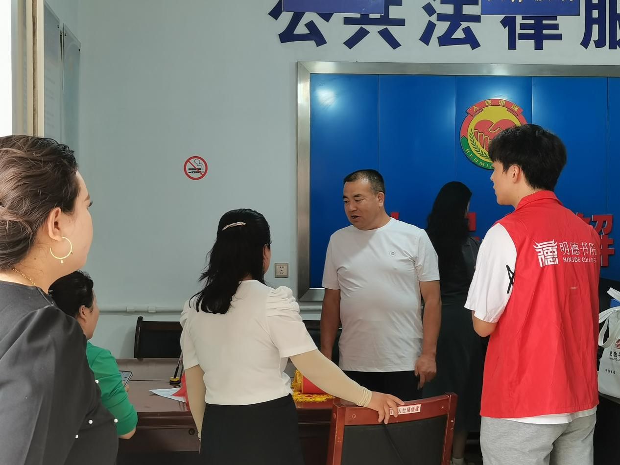 实践队成员联合当地两委开展清洁能源宣传活动 实践队成员联合当地两委开展清洁能源宣传活动